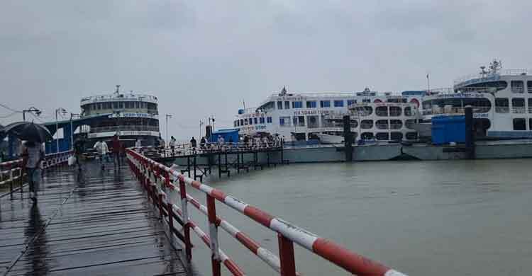 চাঁদপুর থেকে সব রুটে লঞ্চ চলাচল বন্ধ ঘোষণা